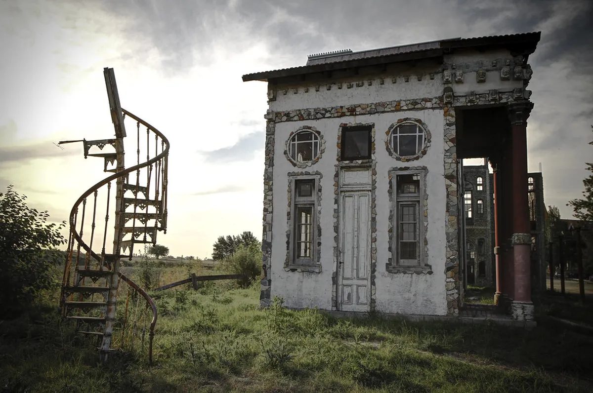 Essential Campanopolis Village Tour Info: 11 Top Sights